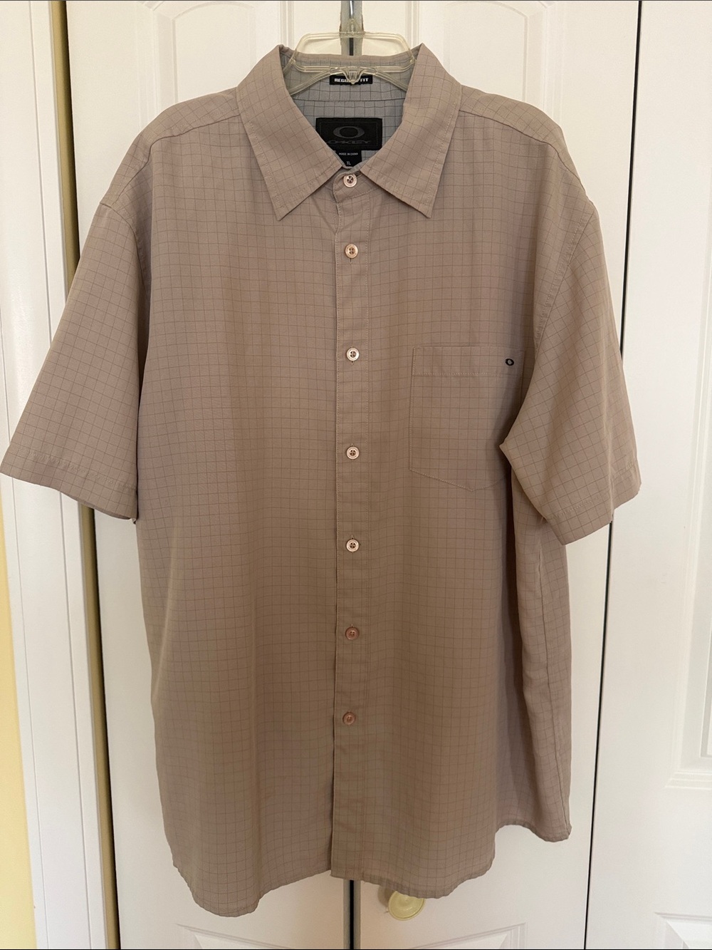 Oakley Men's Tan Grid Button Down Short Sleeve Shirt Size XL Regular Fit - Picture 2 of 7